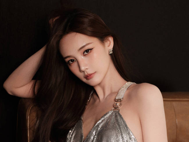 李一桐身穿银色吊带开衩裙 秀美背美腿性感妩媚