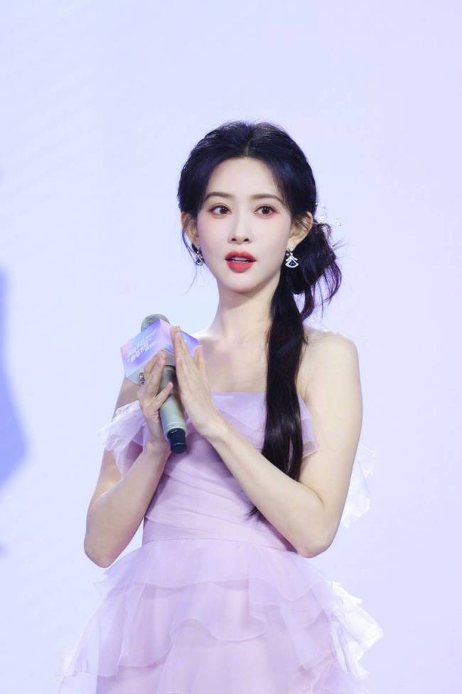 孟子义身穿紫色抹胸裙 秀发搭在身前仙气十足