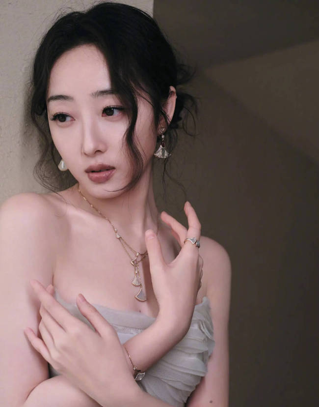 蒋梦婕穿白色裙尽显骨感美 双眸明亮如星精致高贵