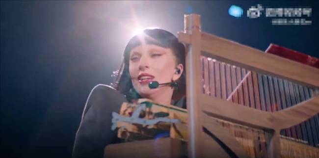 LadyGaga为舞台事故道歉：至少你们知道我是真唱