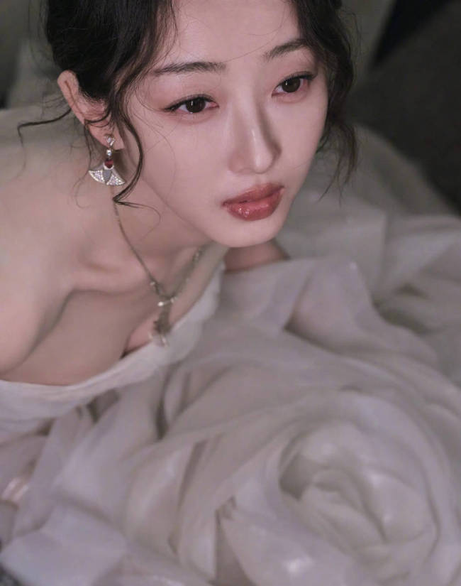 蒋梦婕穿白色裙尽显骨感美 双眸明亮如星精致高贵