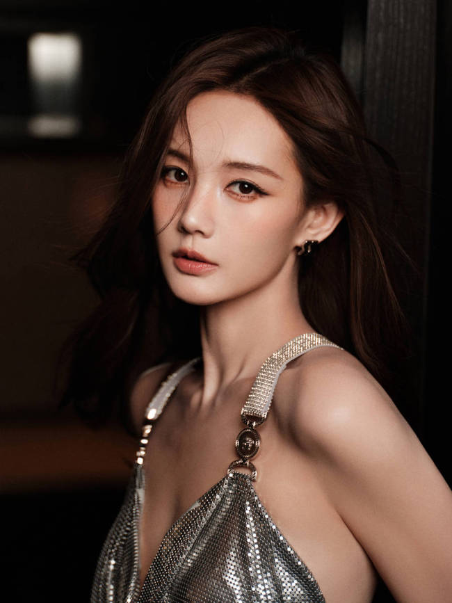 李一桐身穿银色吊带开衩裙 秀美背美腿性感妩媚