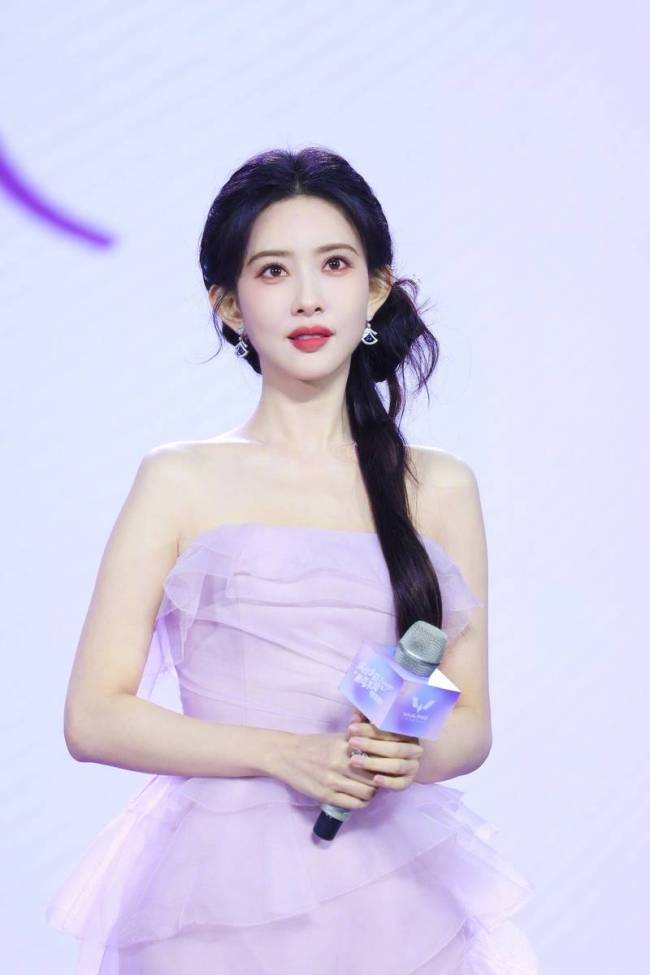 孟子义身穿紫色抹胸裙 秀发搭在身前仙气十足