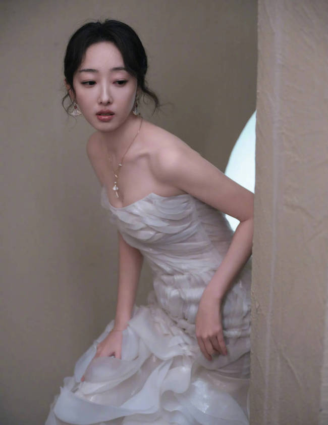 蒋梦婕穿白色裙尽显骨感美 双眸明亮如星精致高贵