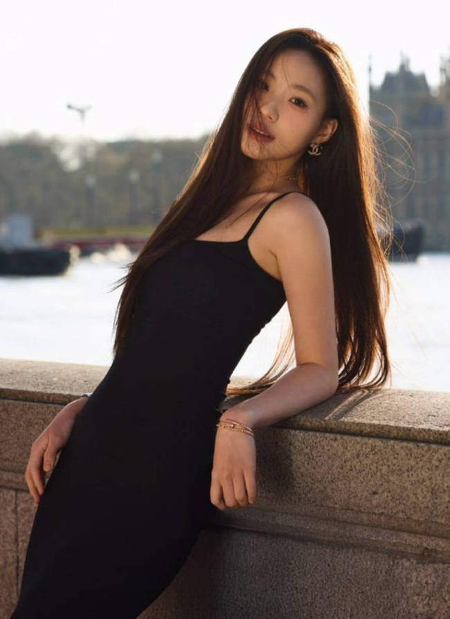 小S二女儿晒英国游玩照 穿黑色吊带裙气质成熟