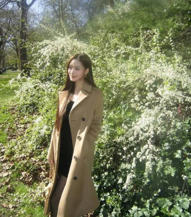 小S二女儿晒英国游玩照 穿黑色吊带裙气质成熟