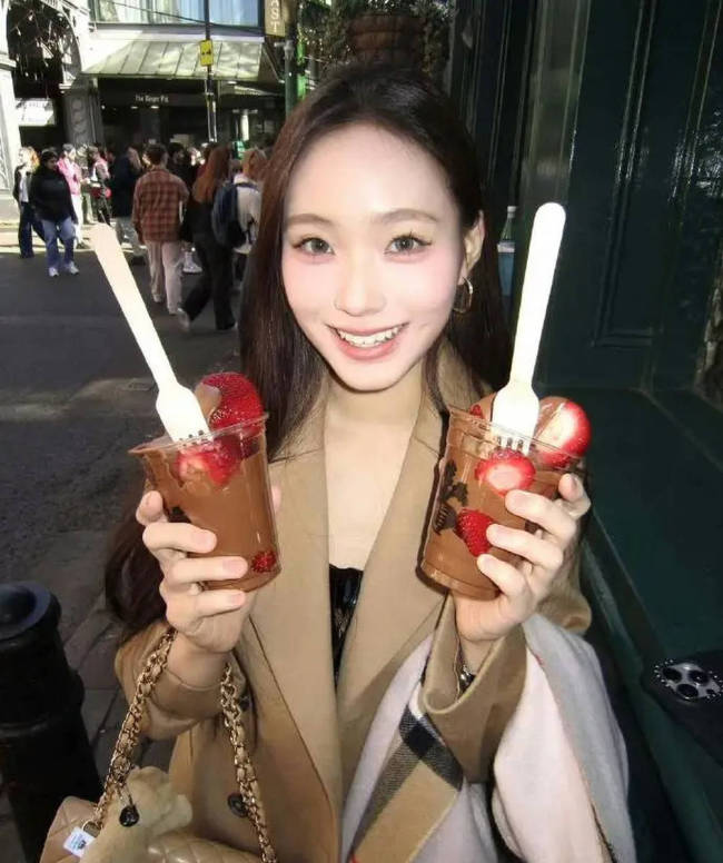 小S二女儿晒英国游玩照 穿黑色吊带裙气质成熟