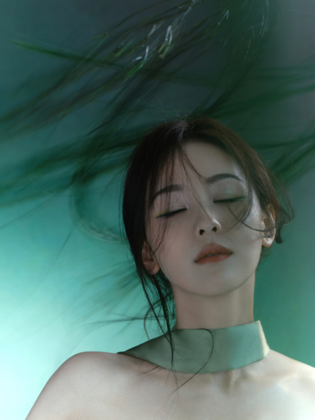 陈都灵一袭绿色抹胸长裙 站在柳树下宛若自然精灵