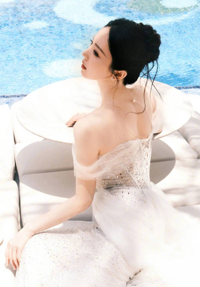 董璇泳池旁喝椰子水好惬意 穿优雅礼裙身姿曼妙