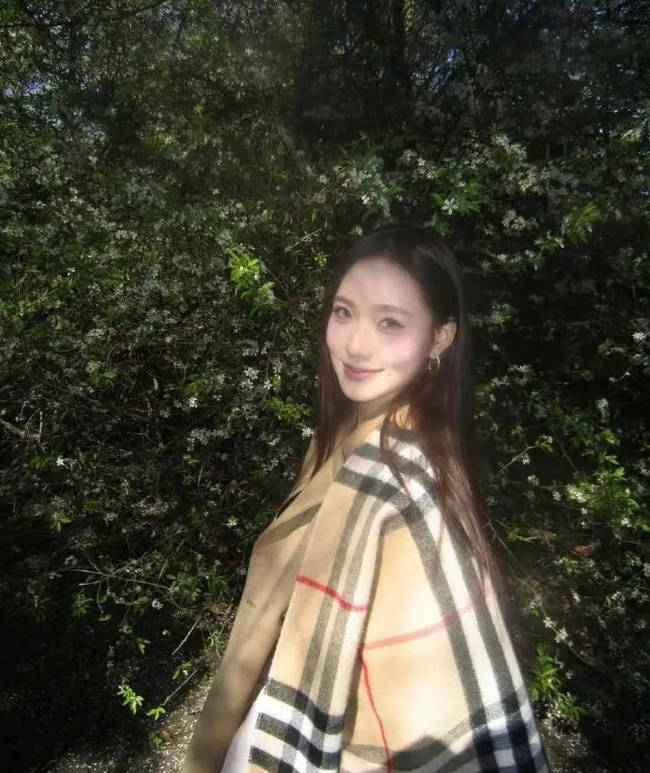 小S二女儿晒英国游玩照 穿黑色吊带裙气质成熟