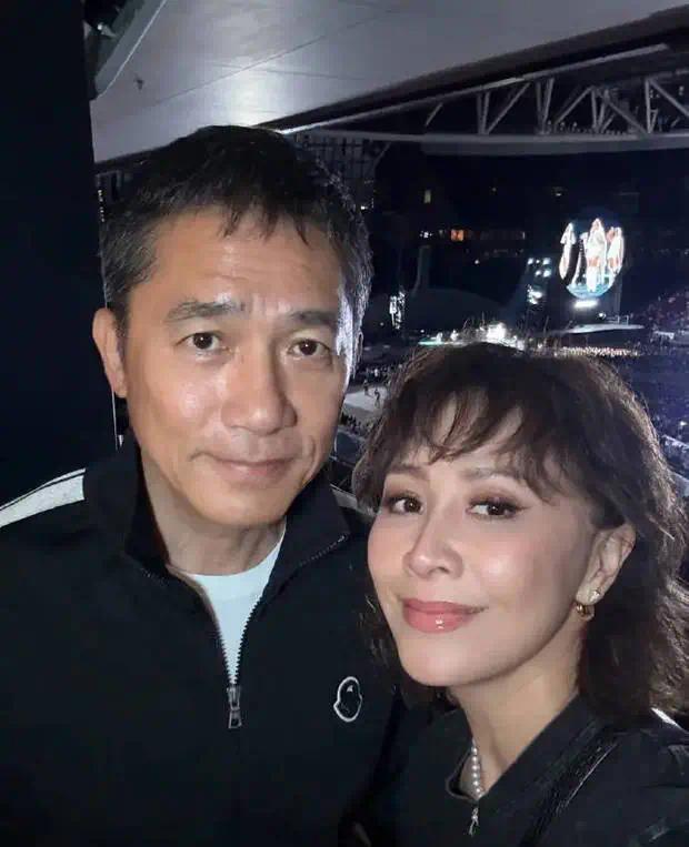 不久前，刘嘉玲梁朝伟还一起去看了coldplay 演唱会。