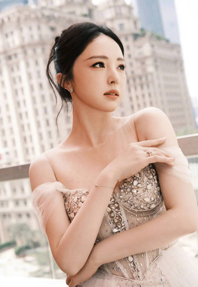 董璇泳池旁喝椰子水好惬意 穿优雅礼裙身姿曼妙