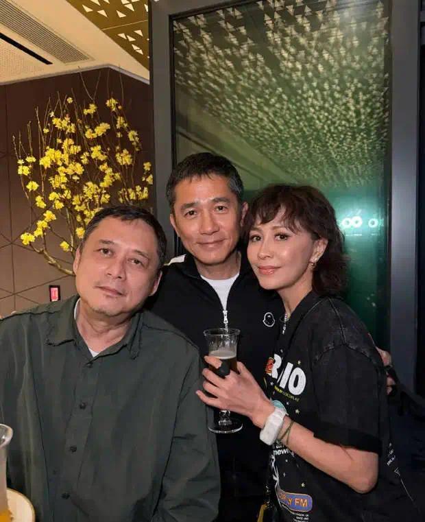 刘嘉玲梁朝伟日常低调幸福。