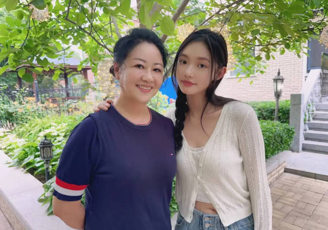 月嫂发文辟谣照顾林允月子：只是朋友做客合影而已