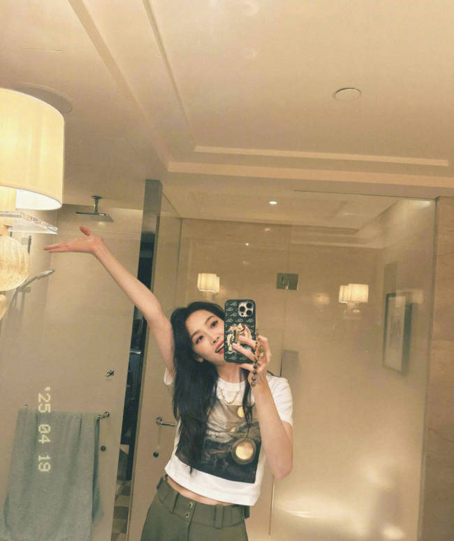 宋茜晒库存美照状态佳 对镜自拍秀大长腿身材火辣