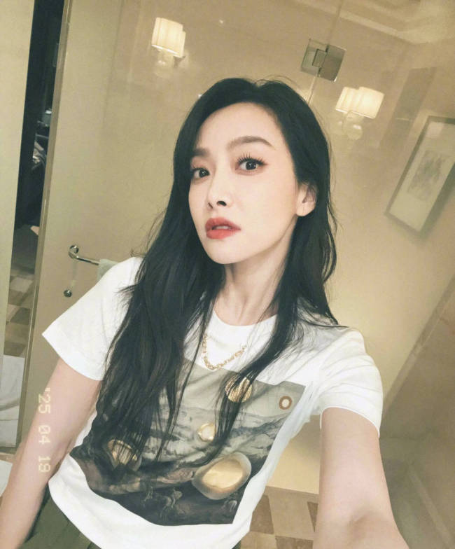 宋茜晒库存美照状态佳 对镜自拍秀大长腿身材火辣