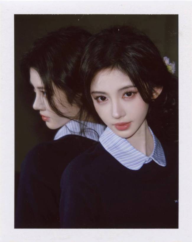 鞠婧祎轻咬发圈纯欲拉满 戴眼镜秒变知性女大学生
