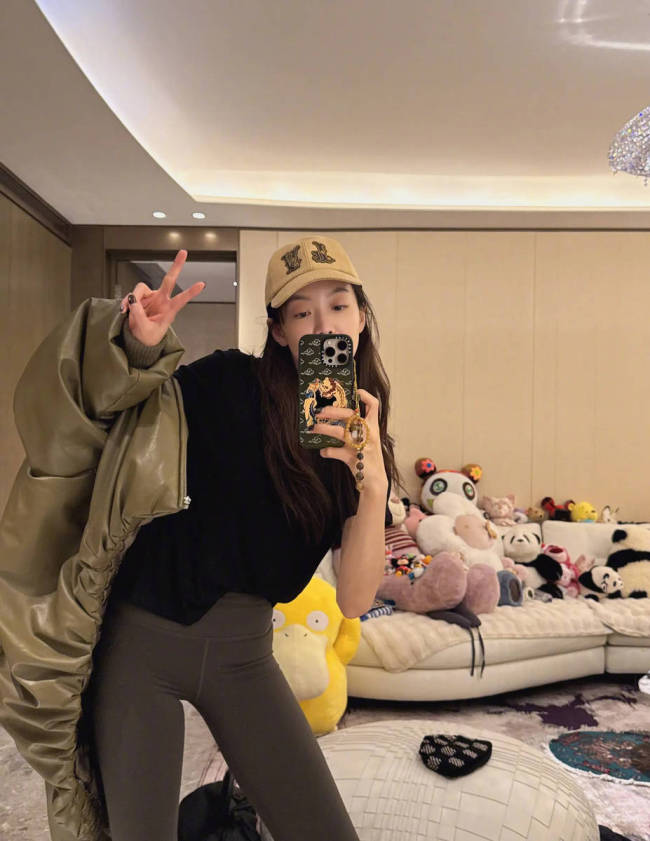 宋茜晒库存美照状态佳 对镜自拍秀大长腿身材火辣