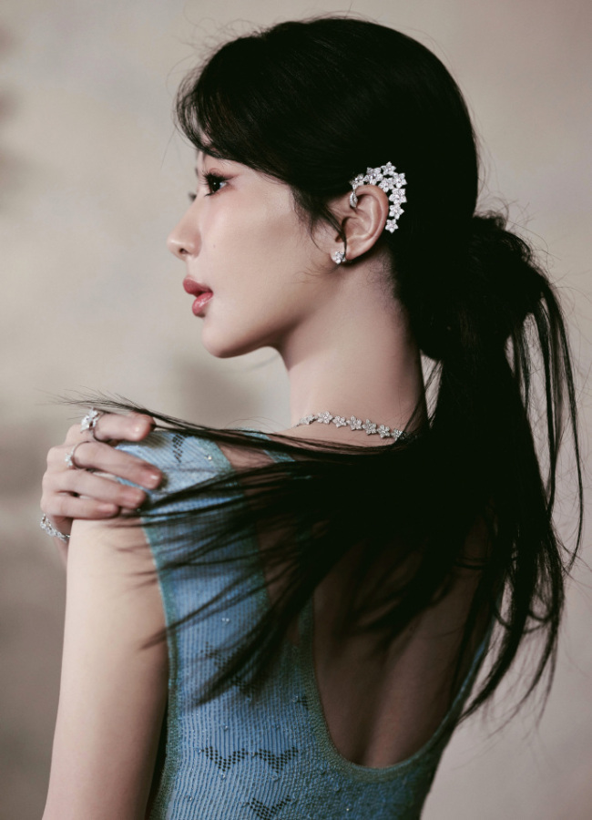 杨紫穿水蓝色高定礼裙 搭配花朵珠宝气质温婉迷人