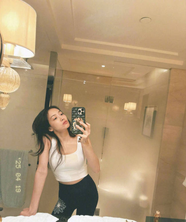 宋茜晒库存美照状态佳 对镜自拍秀大长腿身材火辣