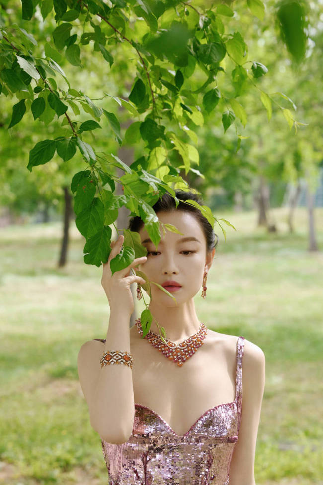 倪妮粉色亮片裙秀曼妙身姿 秒变绝美花神气质在线