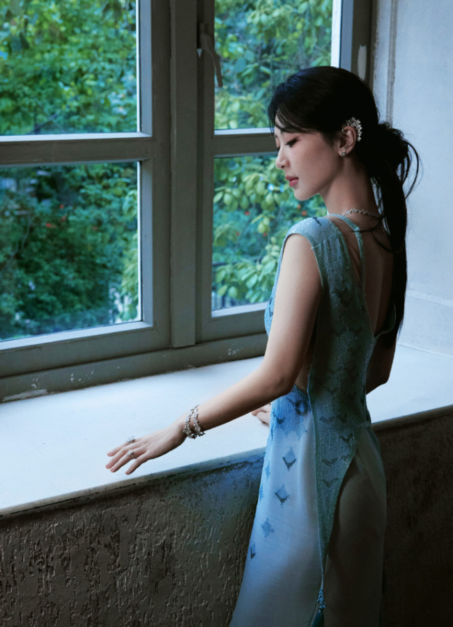 杨紫穿水蓝色高定礼裙 搭配花朵珠宝气质温婉迷人