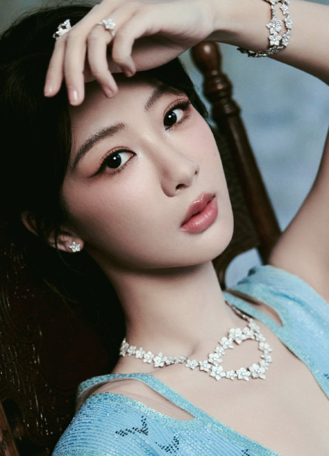 杨紫穿水蓝色高定礼裙 搭配花朵珠宝气质温婉迷人