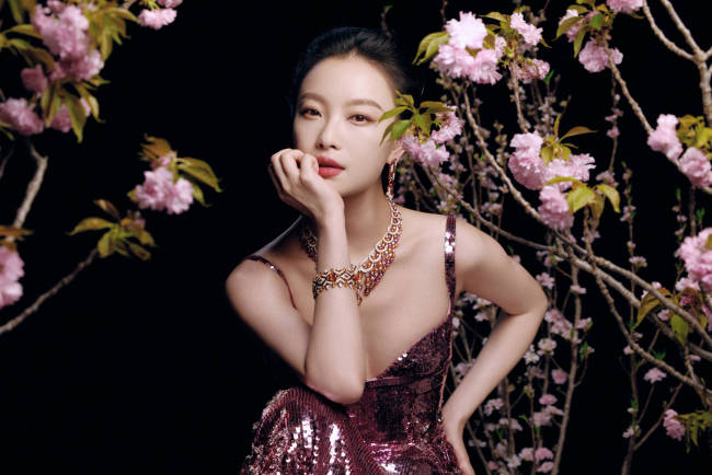 倪妮粉色亮片裙秀曼妙身姿 秒变绝美花神气质在线