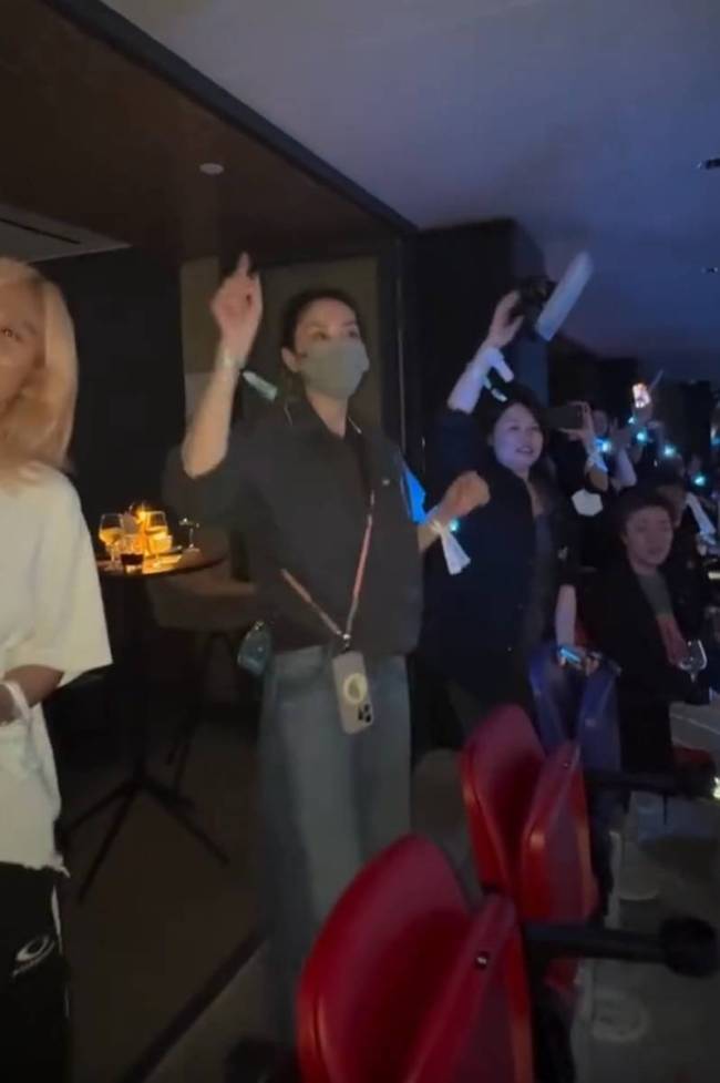 谢霆锋演唱定情曲《玉蝴蝶》 王菲在台下翩翩起舞