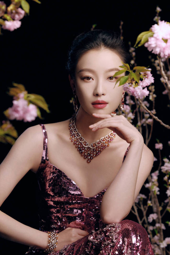 倪妮粉色亮片裙秀曼妙身姿 秒变绝美花神气质在线