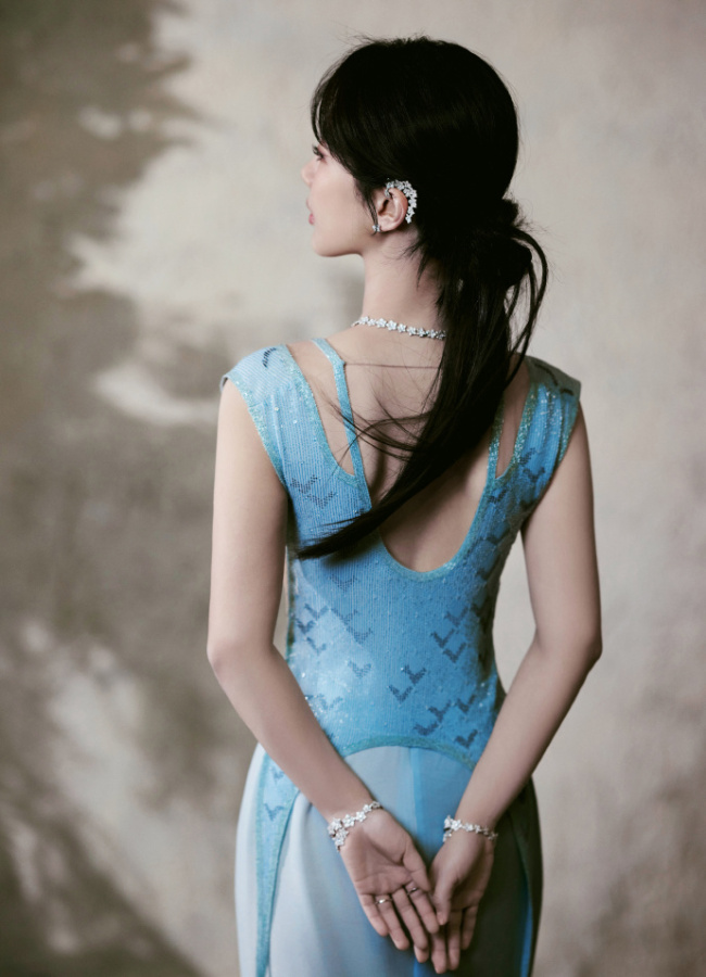 杨紫穿水蓝色高定礼裙 搭配花朵珠宝气质温婉迷人