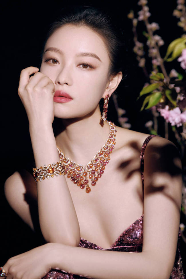 倪妮粉色亮片裙秀曼妙身姿 秒变绝美花神气质在线