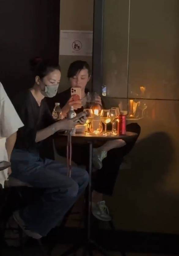 王菲惊喜现身男友谢霆锋演唱会！戴口罩穿搭很低调