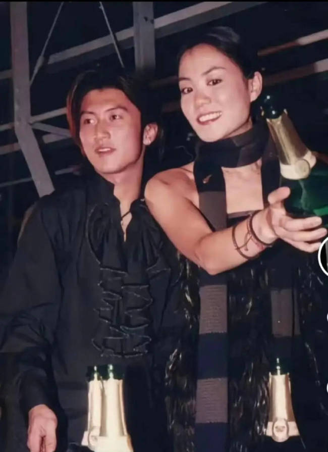 王菲惊喜现身男友谢霆锋演唱会！戴口罩穿搭很低调