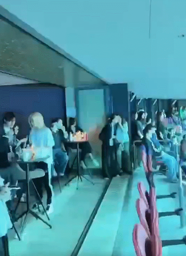王菲惊喜现身男友谢霆锋演唱会！戴口罩穿搭很低调