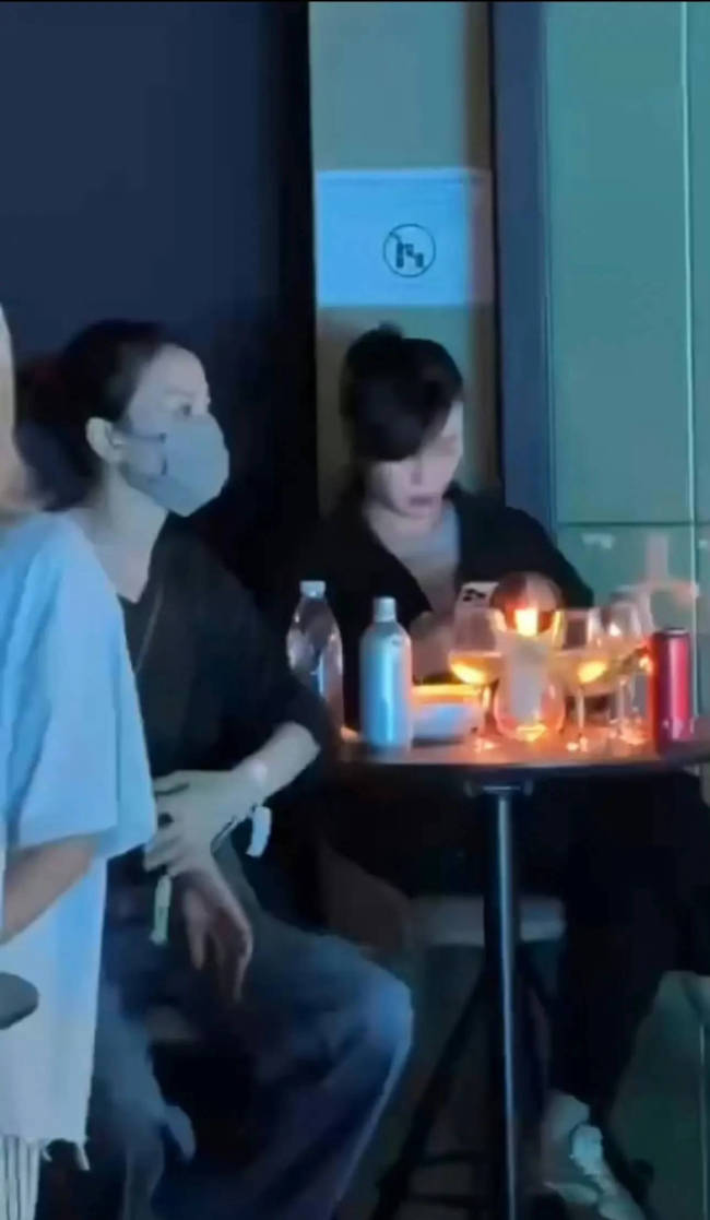 王菲惊喜现身男友谢霆锋演唱会！戴口罩穿搭很低调