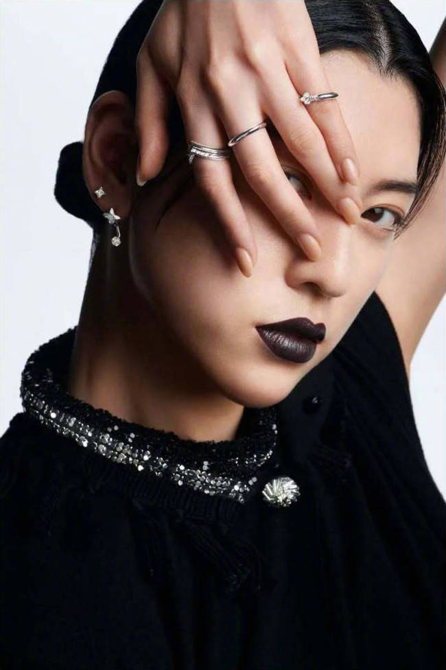 三吉彩花穿吊带裙秀身材 前凸后翘尽显成熟韵味