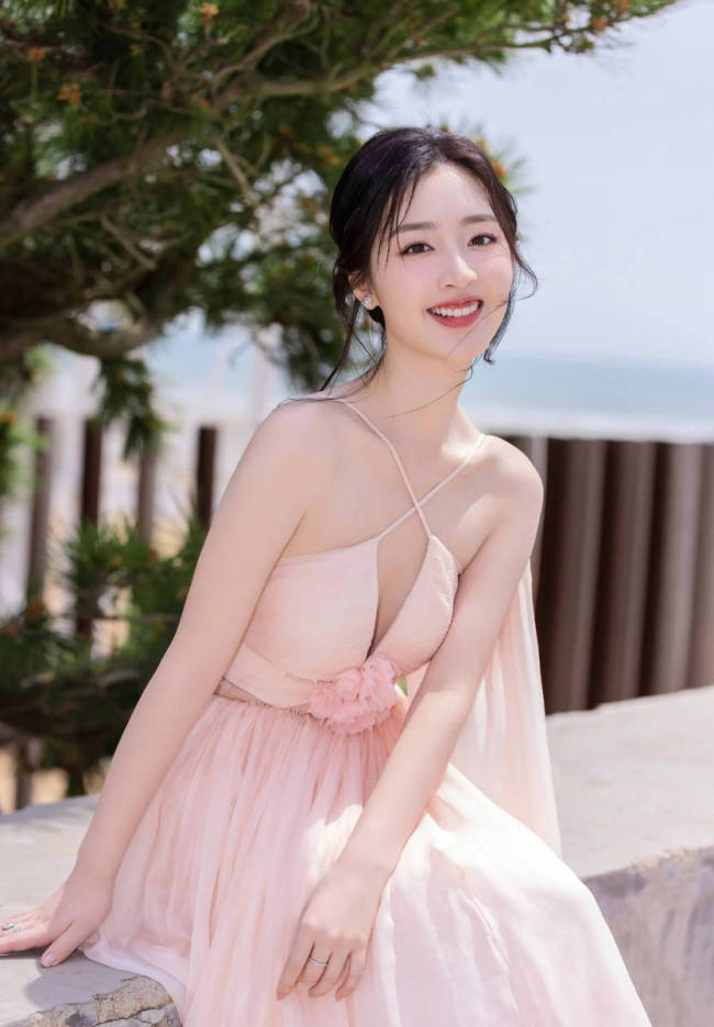 邓恩熙穿纱裙化身蜜桃少女 甜美优雅气质灵动娇憨