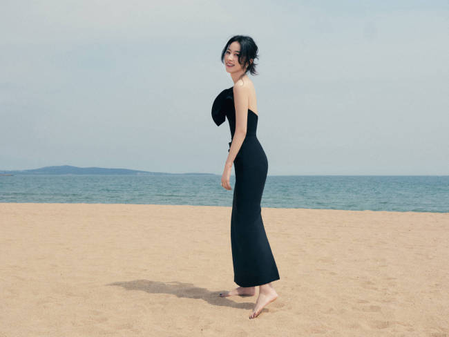 周雨彤修身长裙身材纤细窈窕 回眸甜笑宛如黑天鹅