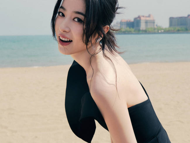 周雨彤修身长裙身材纤细窈窕 回眸甜笑宛如黑天鹅