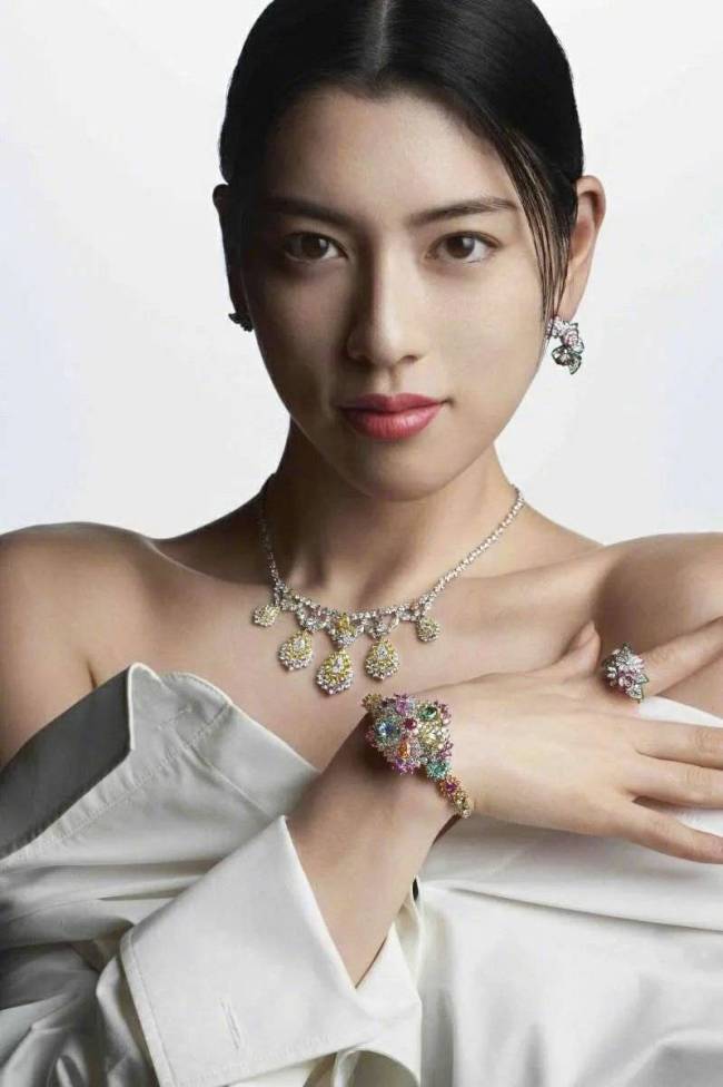 三吉彩花穿吊带裙秀身材 前凸后翘尽显成熟韵味