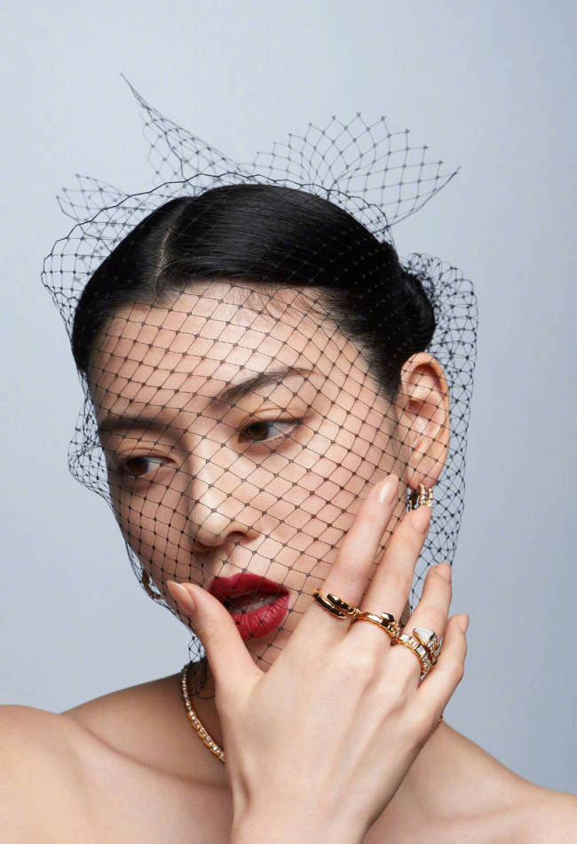 三吉彩花穿吊带裙秀身材 前凸后翘尽显成熟韵味