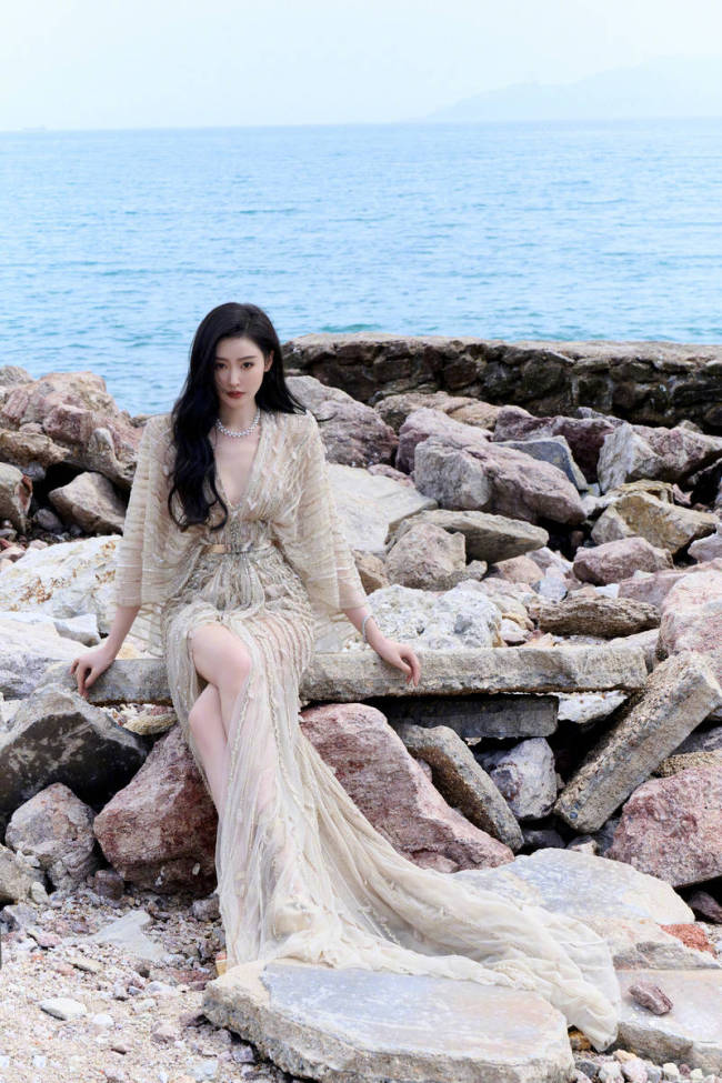 张天爱穿清凉纱裙秀白皙美腿 海边吹风似人鱼公主