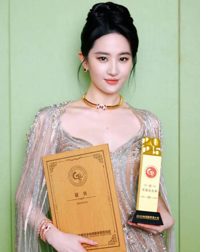 刘亦菲回应获年度女主角：感谢生活中的千万朵玫瑰