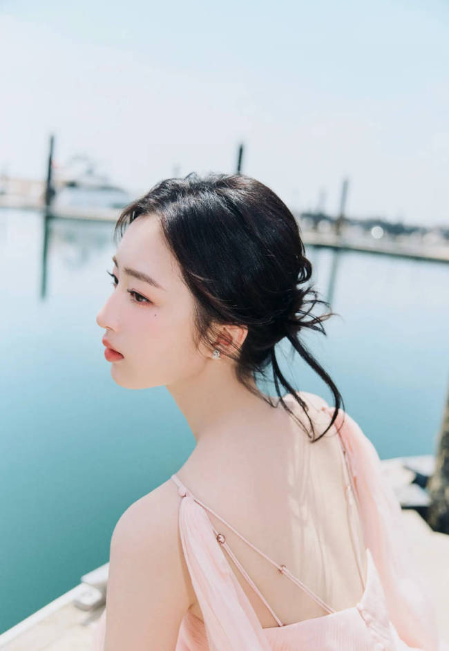 邓恩熙穿纱裙化身蜜桃少女 甜美优雅气质灵动娇憨