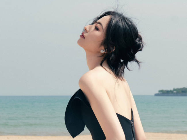 周雨彤修身长裙身材纤细窈窕 回眸甜笑宛如黑天鹅