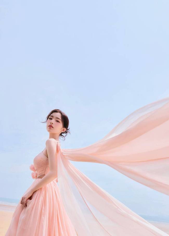 邓恩熙穿纱裙化身蜜桃少女 甜美优雅气质灵动娇憨