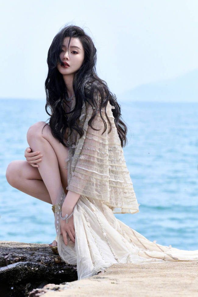 张天爱穿清凉纱裙秀白皙美腿 海边吹风似人鱼公主