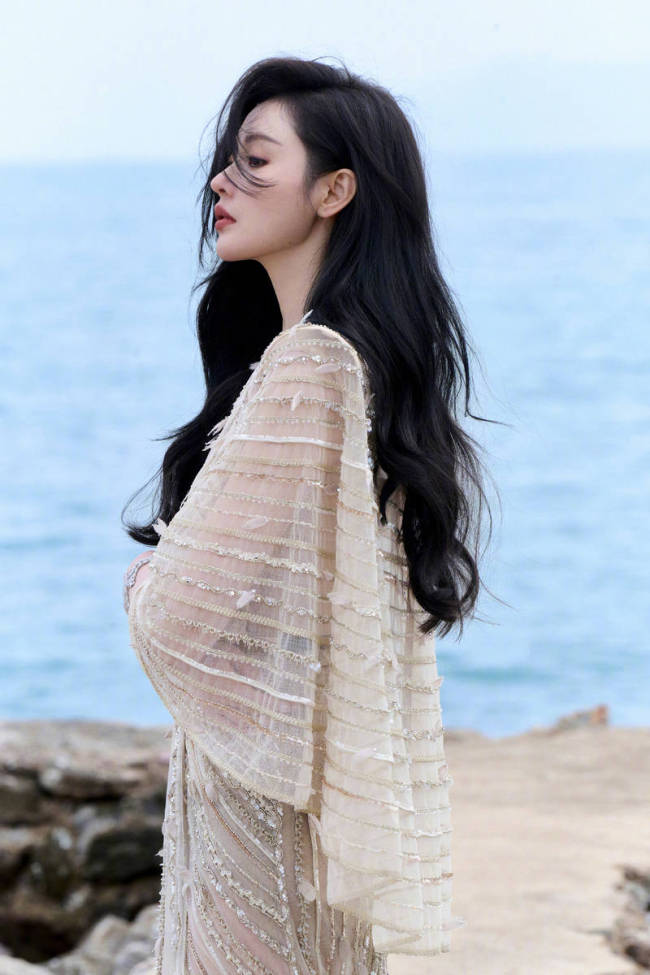 张天爱穿清凉纱裙秀白皙美腿 海边吹风似人鱼公主