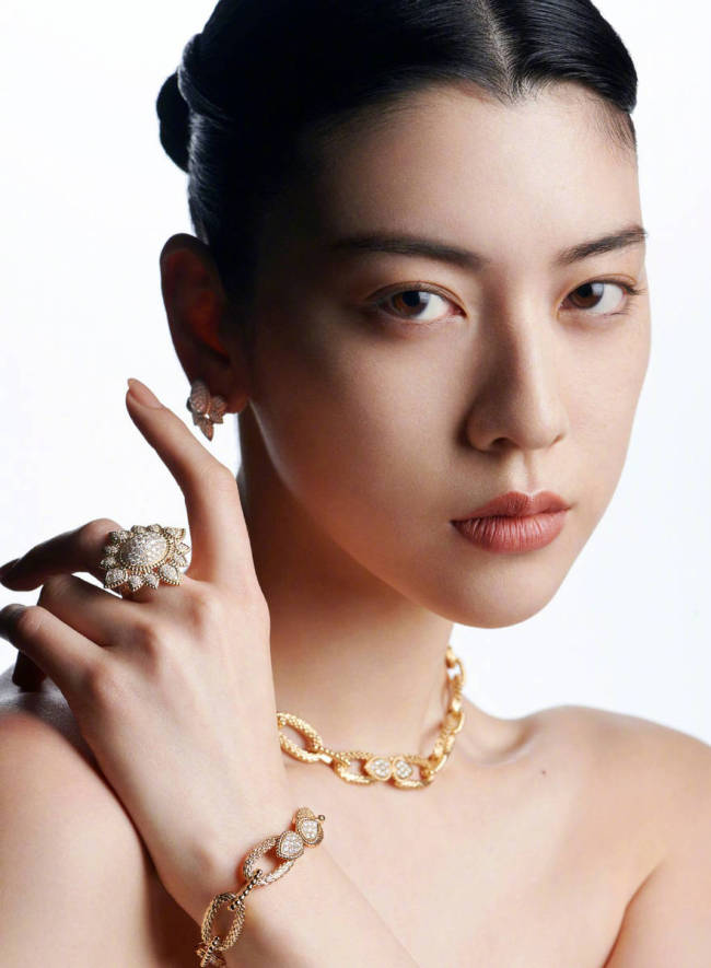 三吉彩花穿吊带裙秀身材 前凸后翘尽显成熟韵味